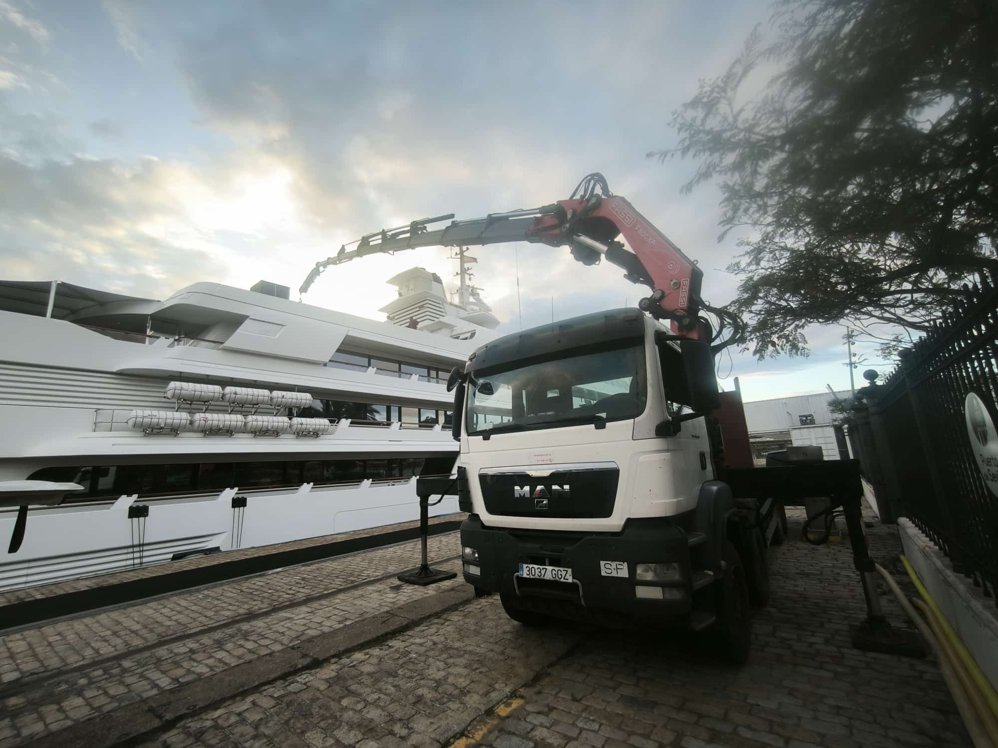 Grúa 80 tn mas jib, subiendo mercancía a un barco