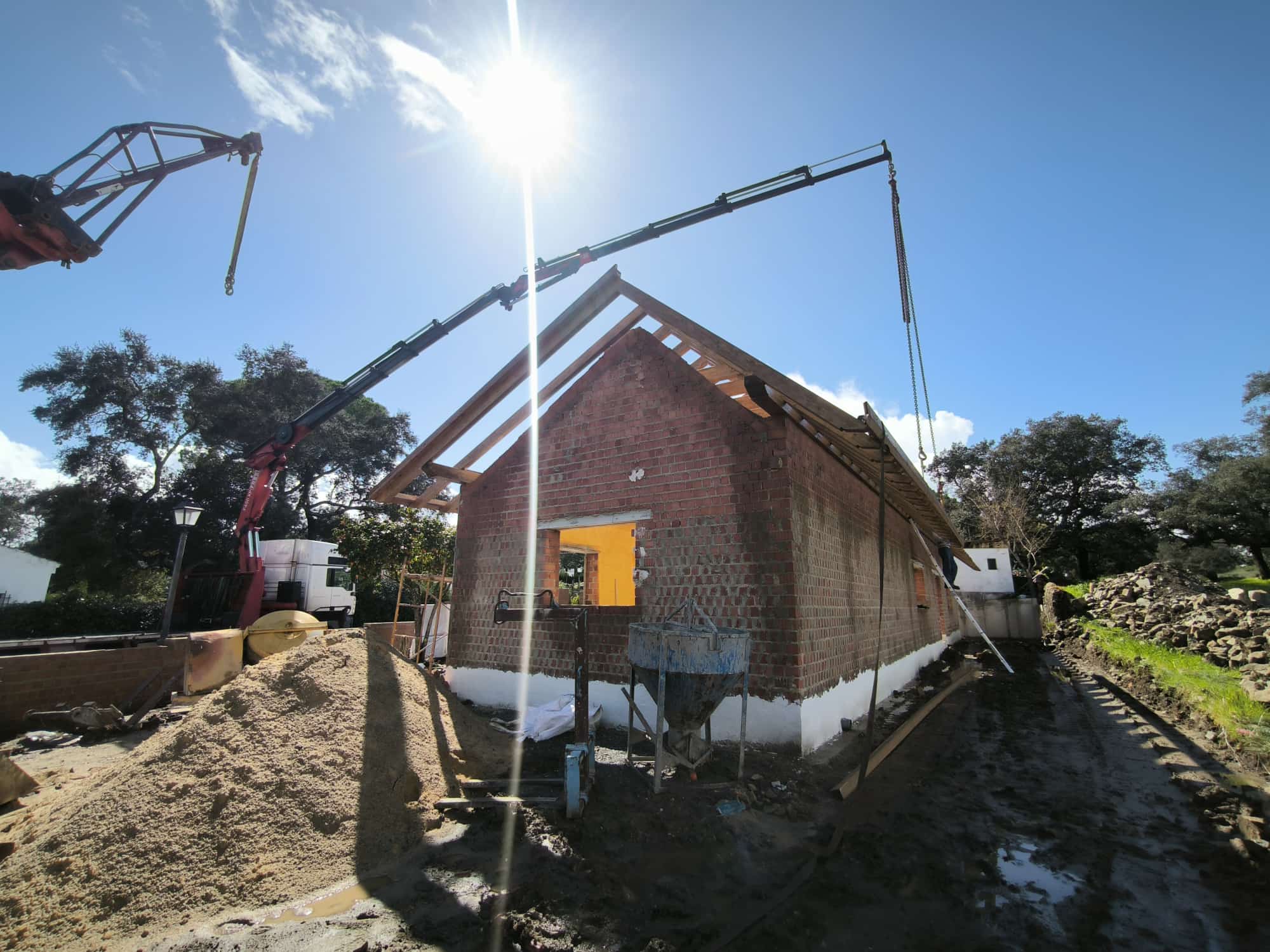 Montaje de vivienda de madera grua 45 tn mas jib.